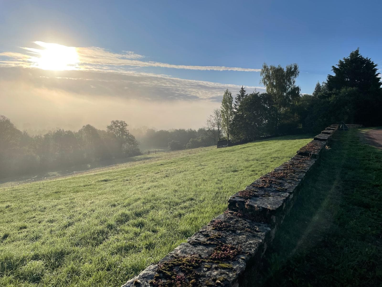 Mistige zonsopgang over de heuvels van de Auxois.